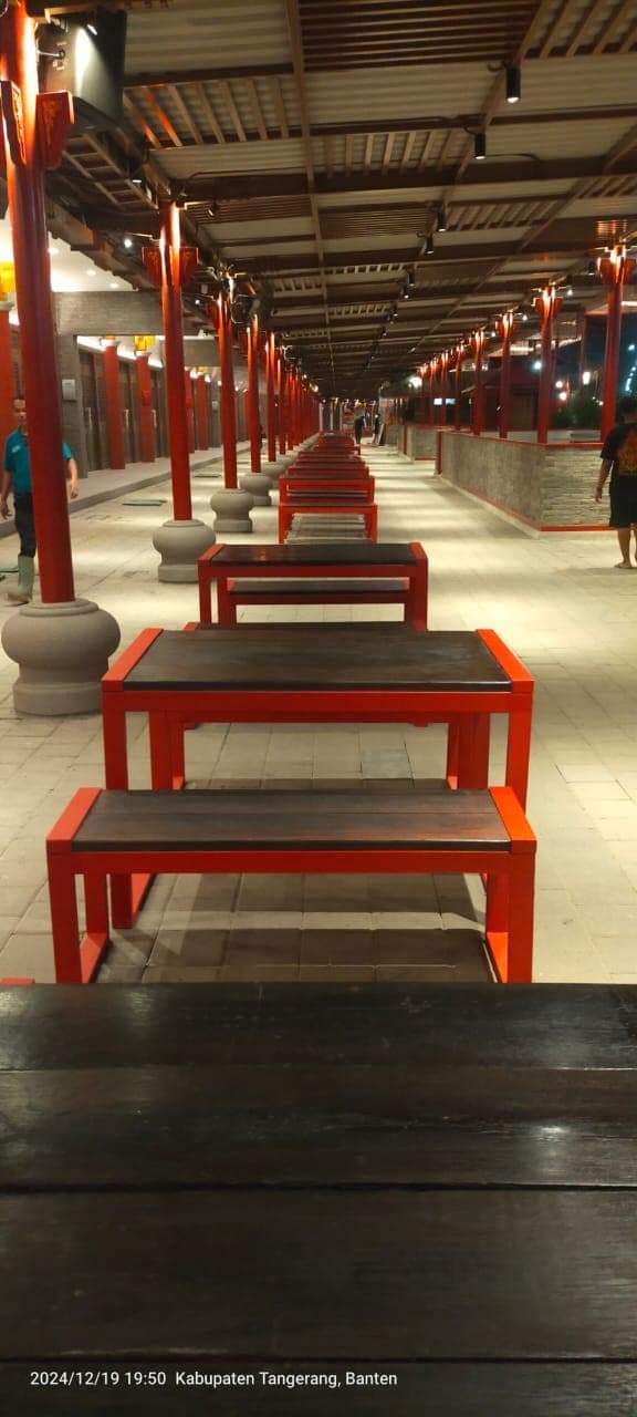 Tim Leo Jaya Konstruksi melakukan pekerjaan flooring coating